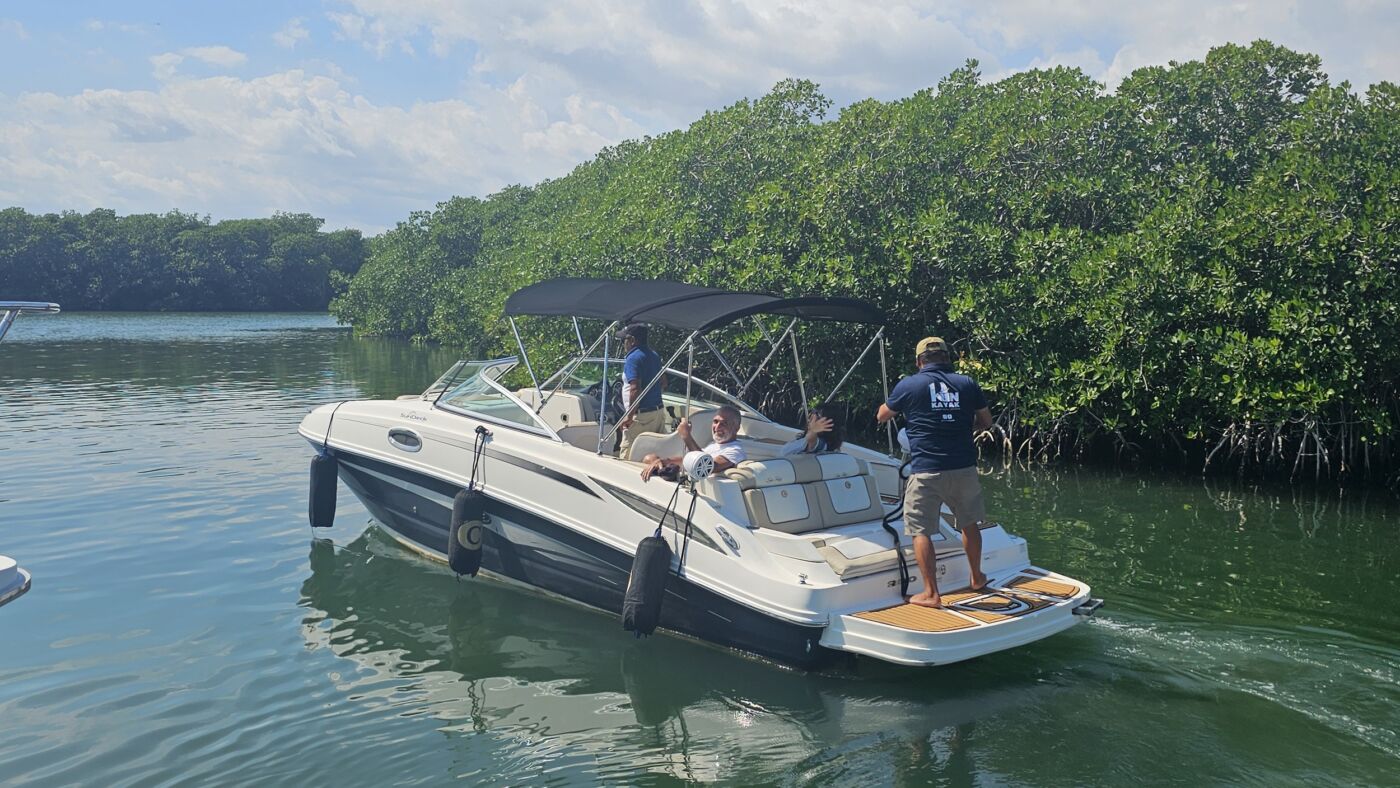 Family tour o a sport boat at Cancun