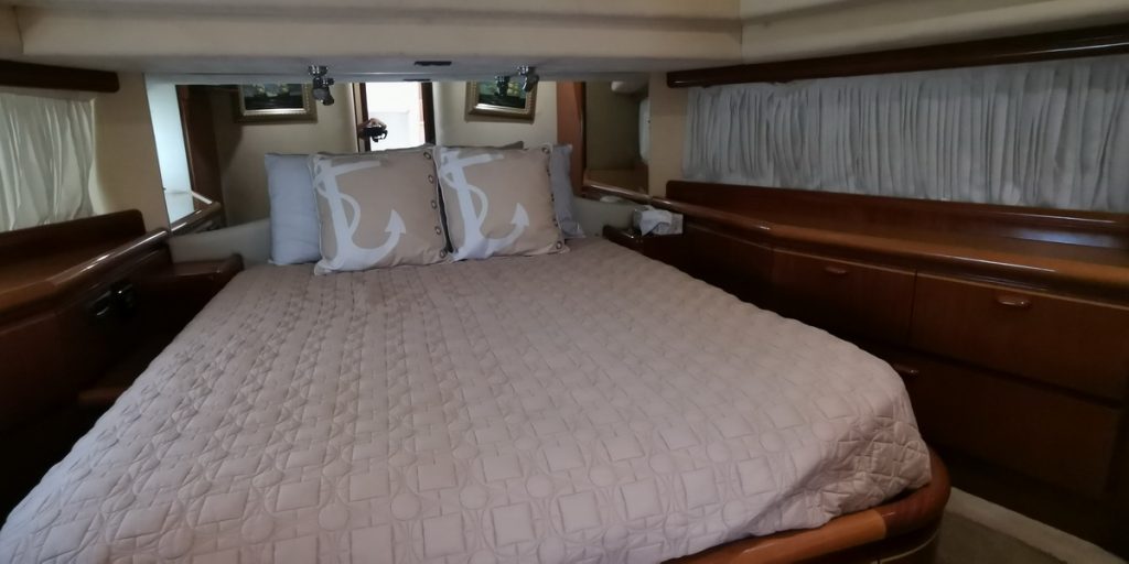 Ferretti 74 Yacht bedroom