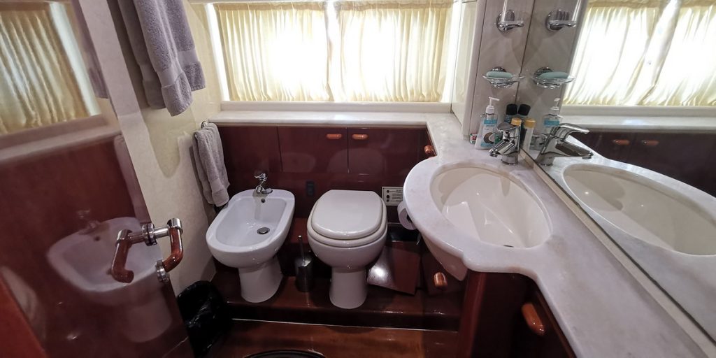 Ferretti 74 Yacht bathroom