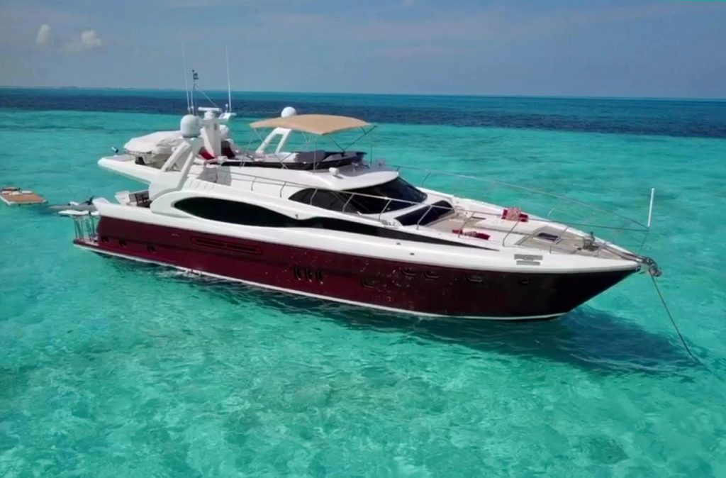 Mega Yacht 80 feet in Cancun