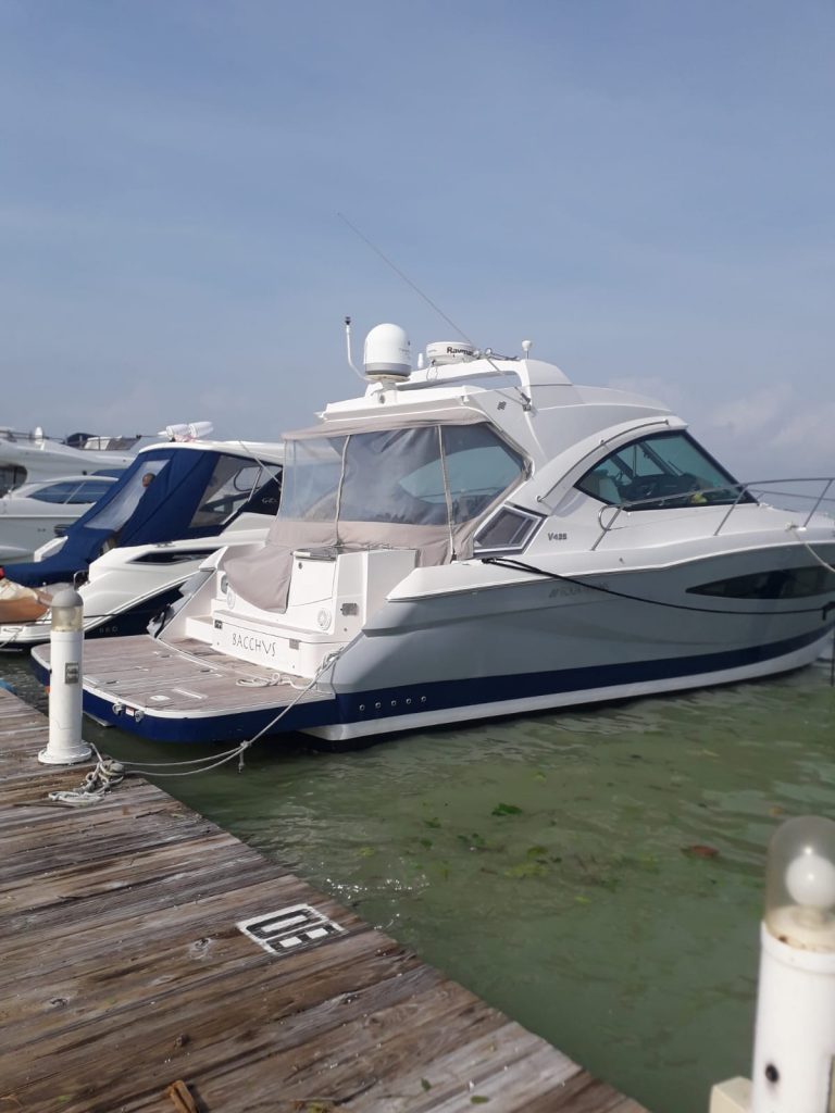 Four Winns yacht 45 rent a boat cancun