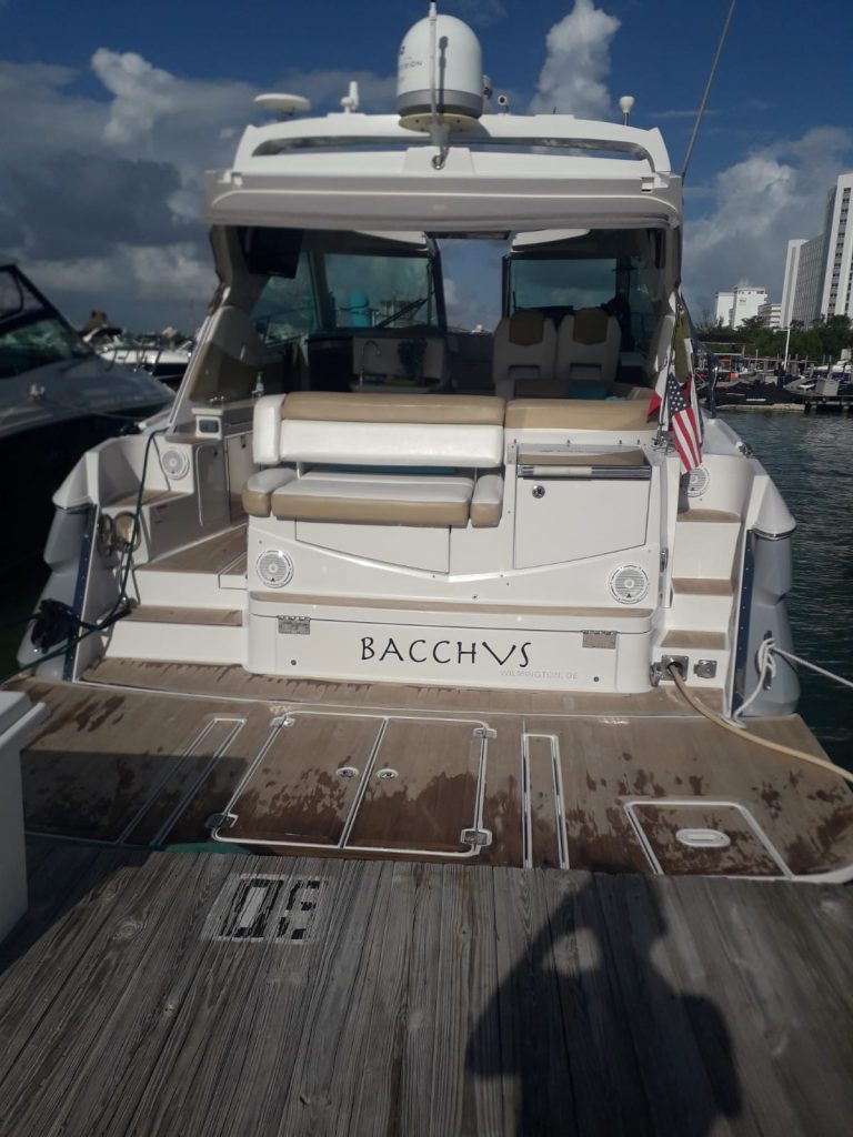 Four Winns yacht to rent