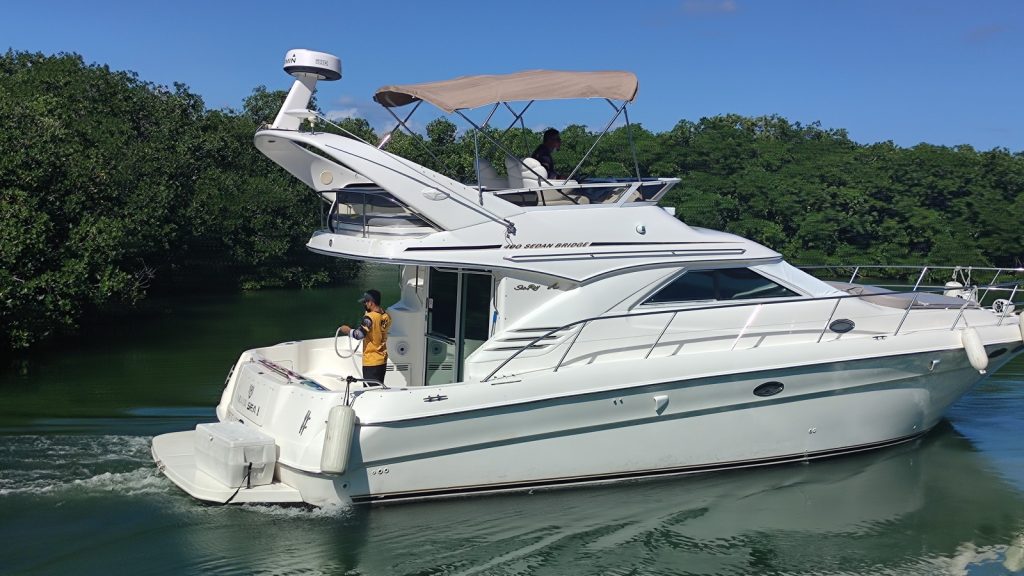 pictures of searay yacht in Cancun