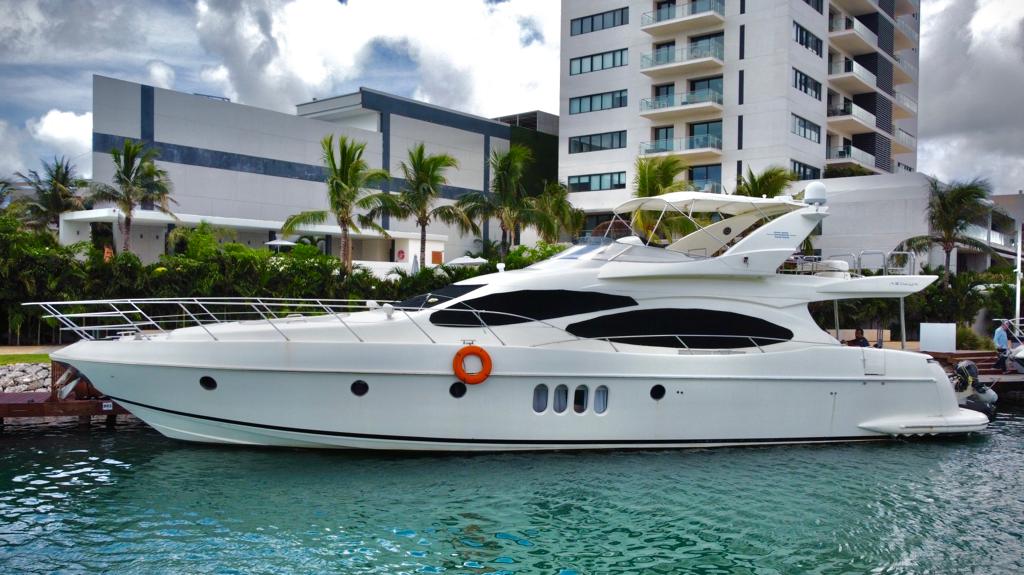 Azimut yacht 68 ft Cancun