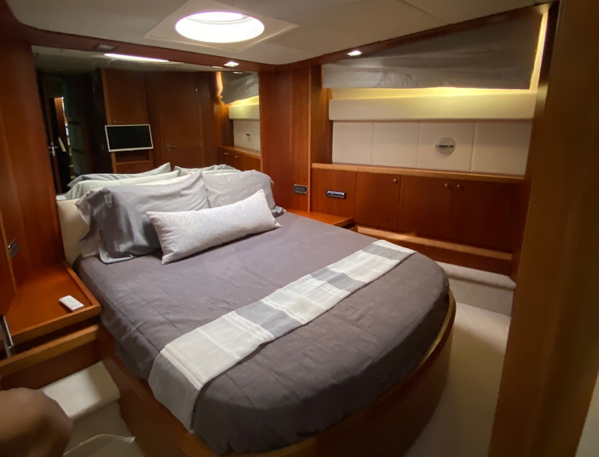 Flybridge Azimut yacht cabin