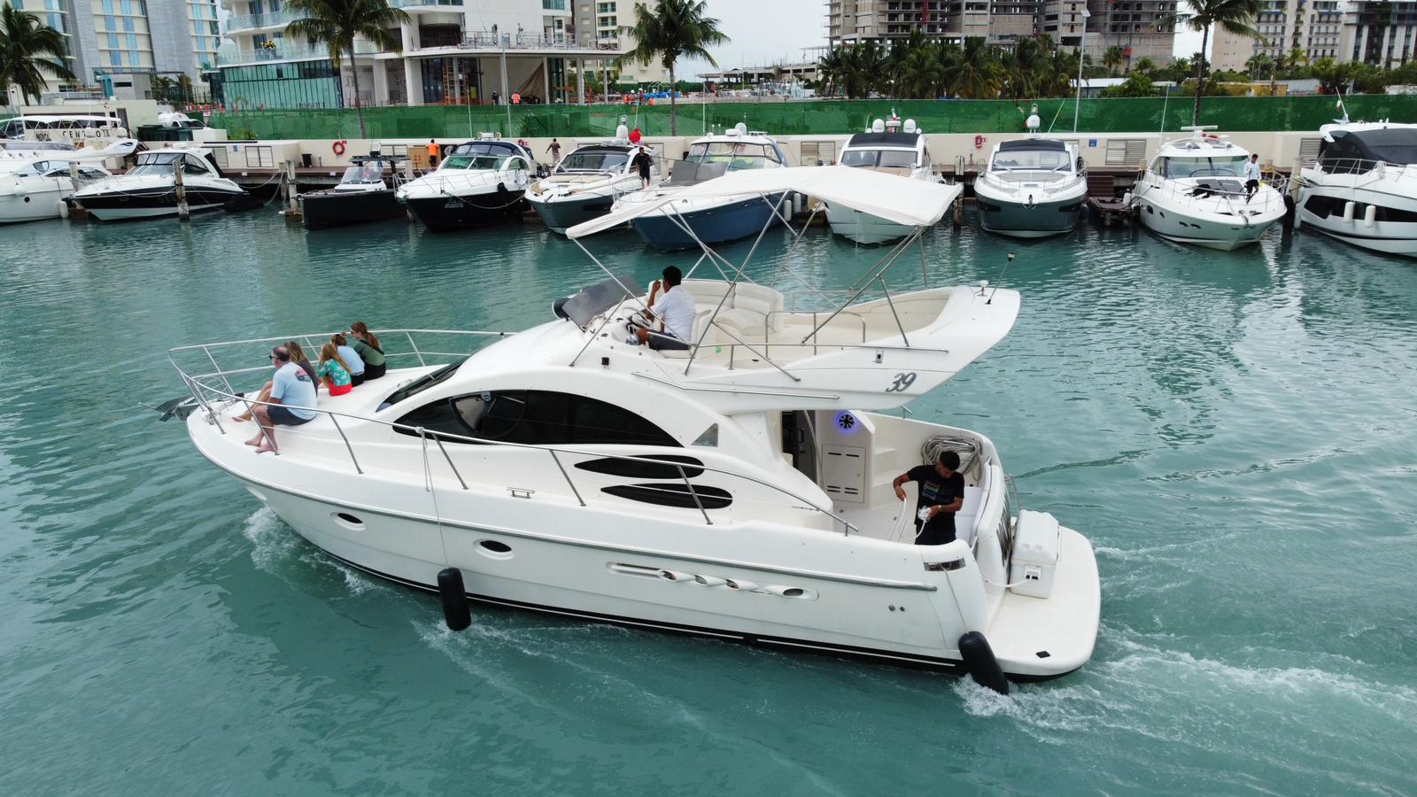 Azimut 39 for rent in Cancun