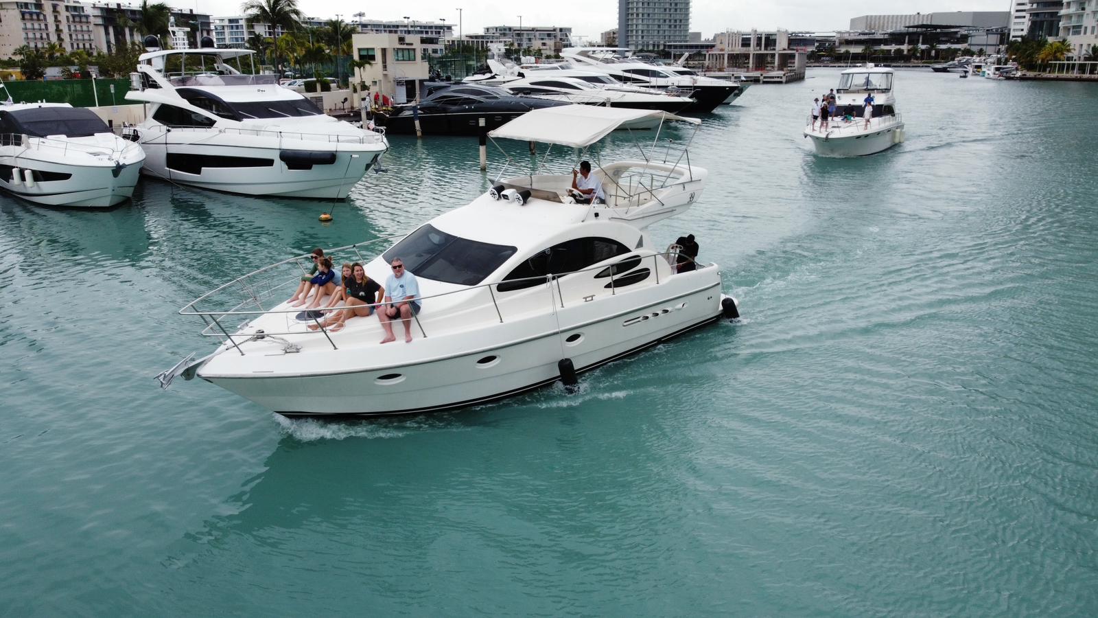 Azimut 39 for rent in Costa Mujeres